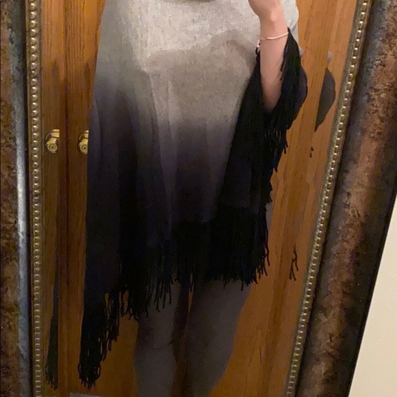 Cashmere poncho with fringe - Picture 3 of 3